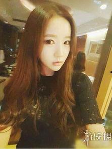 女主播直播中不慎走光,女主播的尴尬瞬间